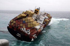 货船如何存放如此多的集装箱，为什么在风浪中,货轮上的集装箱堆得很高也不会掉